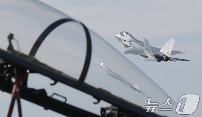 17일 경기 성남시 수정구 서울공항에서 열린 '서울 국제 항공우주 및 방위산업 전시회'(서울 ADEX 2025)'에서 공군 KF-21 전투기가 화려한 기동을 선보이고 있다. 2025.10.17/뉴스1 ⓒ News1 김영운 기자