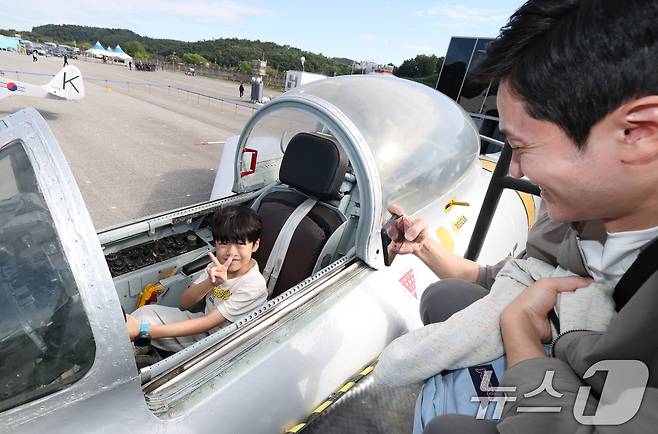 17일 경기 성남시 수정구 서울공항에서 열린 '서울 국제 항공우주 및 방위산업 전시회'(서울 ADEX 2025)'에서 한 아이가 비행기 탑승 체험을 하고 있다. 2025.10.17/뉴스1 ⓒ News1 김영운 기자