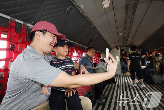17일 경기 성남시 수정구 서울공항에서 열린 '서울 국제 항공우주 및 방위산업 전시회'(서울 ADEX 2025)'에서 시민들이 수송기에 탑승해 기념촬영을 하고 있다. 2025.10.17/뉴스1 ⓒ News1 김영운 기자