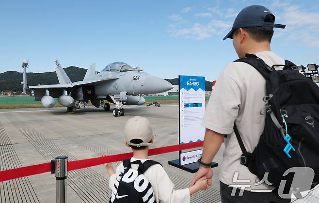 17일 경기 성남시 수정구 서울공항에서 열린 '서울 국제 항공우주 및 방위산업 전시회'(서울 ADEX 2025)'에서 미군 EA-18G 그라울러 전자전기가 전시되어 있다. 2025.10.17/뉴스1 ⓒ News1 김영운 기자