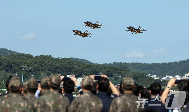 17일 경기 성남시 수정구 서울공항에서 열린 '서울 국제 항공우주 및 방위산업 전시회'(서울 ADEX 2025)'에서 공군 특수비행팀 블랙이글스가 화려한 에어쇼를 선보이고 있다. 2025.10.17/뉴스1 ⓒ News1 김영운 기자