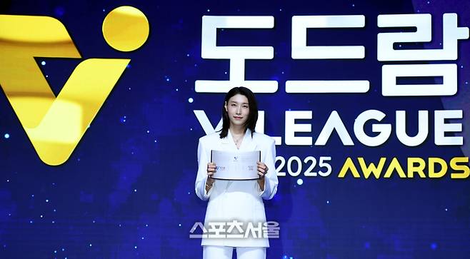 여자부 정규리그 MVP를 차지한 흥국생명 김연경이 14일 서울 서대문구 스위스 그랜드 호텔에서 열린 2024~2025 V-리그 시상식에서 포즈를 취하고 있다.  2025. 4. 14. 최승섭기자 thunder@sportsseoul.com