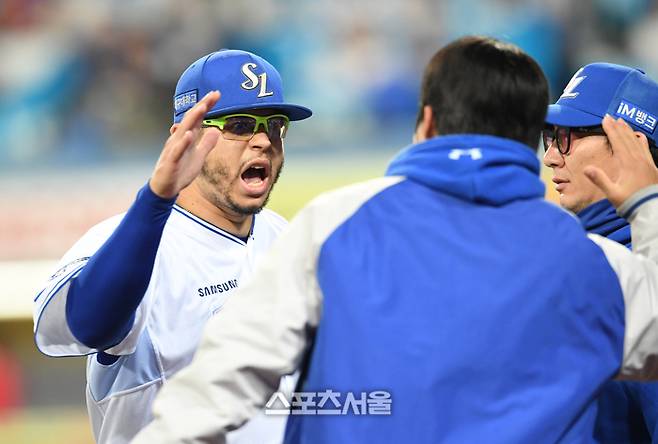 삼성 선발투수 후라도가 대구 삼성라이온즈파크에서 열린 2025 KBO리그 SSG와 준플레이오프 4차전 7회초 2사 1루 상황에서 SSG 김성욱을 유격수 땅볼로 잡아내며 이닝을 마치면서 동료들과 하이파이브를 하고 있다. 대구 | 박진업 기자 upandup@sportsseoul.com