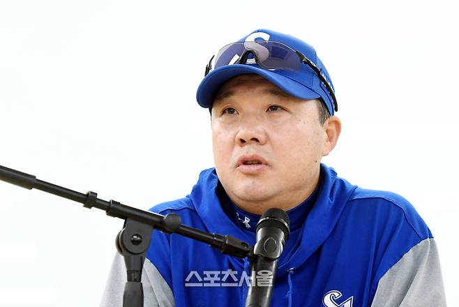 삼성 박진만 감독이 14일 대구 삼성라이온즈파크에서 열린 2025 KBO리그 SSG와 준플레이오프 4차전에 앞서 인터뷰를 하고 있다. 대구 | 박진업 기자 upandup@sportsseoul.com