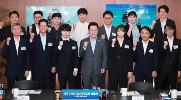 지난 15일 이재명 대통령이 국내 게임사 크래프톤의 게임·문화 플랫폼 '펍지 성수'에서 열린 K-게임 현장 간담회에서 참석자들과 기념촬영을 하고 있다. /사진=대통령실통신사진기자단