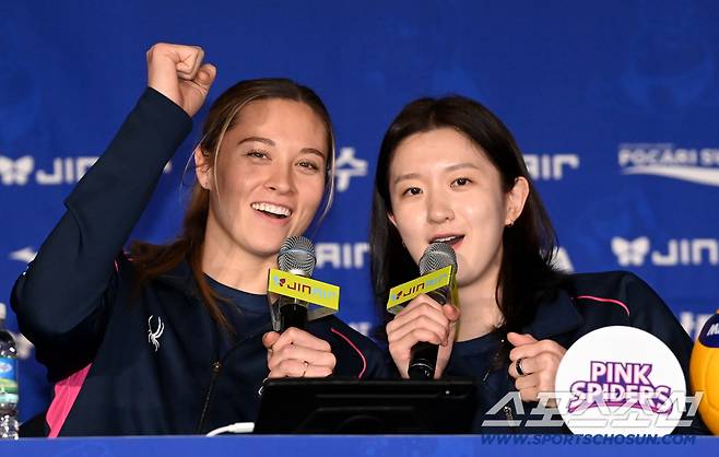 16일 리베라호텔에서 열린 V리그 여자부 미디어데이. 흥국생명 이다현과 레베카가 구호를 외치고 있다. 허상욱 기자wook@sportschosun.com/2025.10.16/