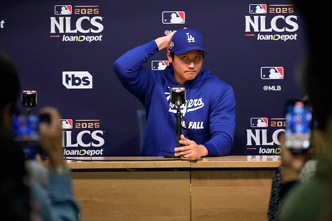 LA 다저스 오타니 쇼헤이가 NLCS 3차전을 하루 앞둔 16일(한국시각) 다저스타디움에서 인터뷰를 하고 있다. AP연합뉴스