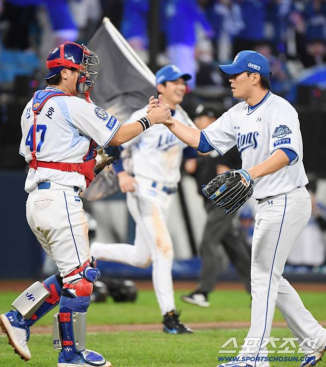 14일 대구 라이온즈파크에서 열린 SSG와 삼성의 준PO 4차전. 삼성이 5대2로 승리하며 시리즈 전적 3승 1패로 플레이오프에 진출했다. 마무리 김재윤과 강민호 포수가 환호하는 가운데 구자욱 등 선수들이 달려나오고 있다. 대구=정재근 기자 cjg@sportschosun.com/2025.10.14/