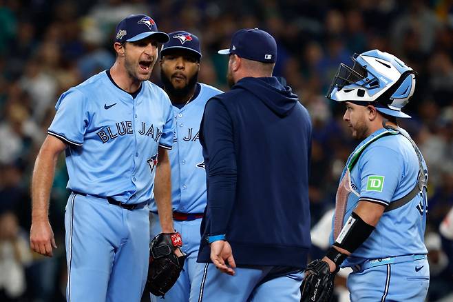 토론토 블루제이스 맥스 슈어저가 17일(한국시각) T모바일파크에서 열린 시애틀 매리너스와의 ALCS 4차전서 5회 투구 도중 투수 교체를 위해 존 슈나이더 감독이 다가오자 '절대 내려가지 않겠다'며 소리를 지르고 있다. AFP연합뉴스