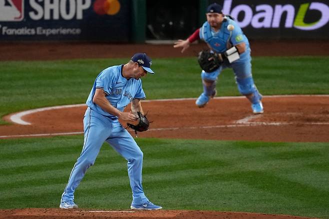 토론토 블루제이스 맥스 슈어저가 17일(한국시각) T모바일파크에서 열린 시애틀 매리너스와의 ALCS 4차전서 5회말 2사 1루서 랜디 아로자레나를 헛스윙 삼진으로 잡고 포효하고 있다. AP연합뉴스