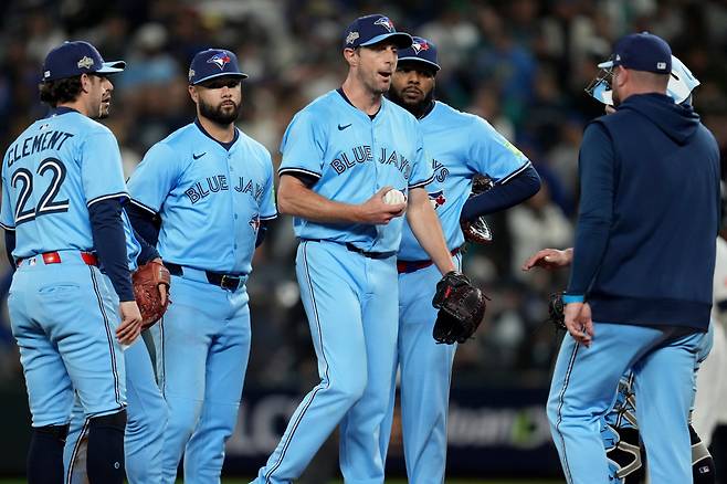 토론토 블루제이스 맥스 슈어저가 17일(한국시각) T모바일파크에서 열린 시애틀 매리너스와의 ALCS 4차전서 6회 2사 볼넷을 내준 뒤 존 슈나이더 감독이 교체를 위해 다가오자 공을 건네고 있다. AP연합뉴스