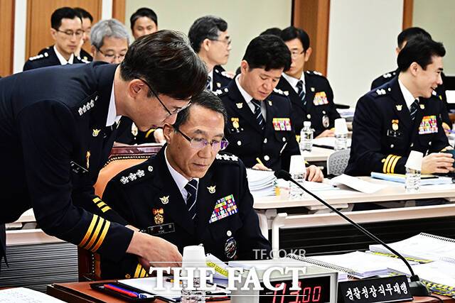 자료 확인하는 유재성 경찰청장 직무대행.