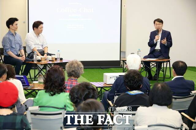 17일 전주시 완산구 웨딩거리 일대에서 우범기 전주시장(오른쪽)이 웨딩거리 골목 상인들과 글로컬 상권 청년 상인들, 상권 정책 전문가들과 함께 소상공인 정책과 상권 공동화 문제 해결 등 상권 활성화에 대해 소통하고 있다. /전주시