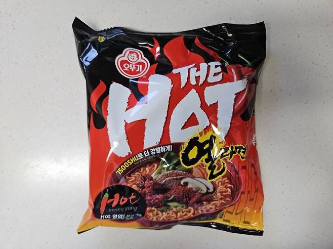 오뚜기가 지난 8월 출시한 '더핫열라면'. 봉지를 뜯으면 면, 분말스프, 건더기스프가 들어있다. 박재현 기자