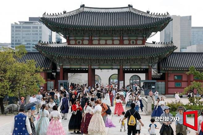 중국인 단체관광객에 대한 무비자 입국이 시행된 29일 서울 종로구 경복궁을 찾은 중국인 관광객을 비롯한 외국인 관광객들로 붐비고 있다. 2025.9.29 강진형 기자
