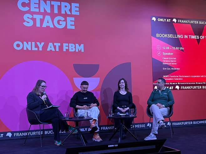 15일(현지 시각) 프랑크푸르트 도서전에서 열린 '전쟁의 시기에 책을 판다는 것은' 주제 토론. /황지윤 기자