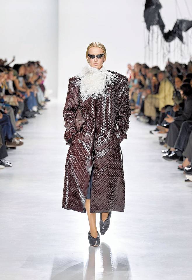 샤이니 레더 올오버 인트레치아토 코트. 루이스 트로터가 하우스의 시그니처 위빙을 자신만의 스타일로 재해석한 룩이다. /보테가 베네타