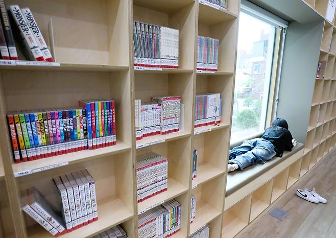 12일 오전 부산 연제구 연제 만화도서관에서 어른과 아이 모두 만화책을 읽고 있다. 전국 최초 만화 전문 공공도서관인 연제 만화도서관은 개관 3개월 만에 방문객 8만명을 돌파했다. /20251012 김동환 기자