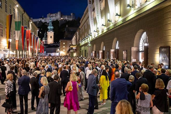 잔뜩 멋내고 차려입은 관객들은 축제의 볼 거리다. 잘츠부르크 축제 주공연장인 대극장앞 호프슈탈거리. 멀리 호엔잘츠부르크 성이 보인다@SF/Kolarik Andreas