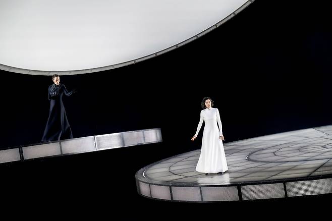 도니체티 오페라 '마리아 스투아르다'. 소프라노 리세트 오로페사(오른쪽)와 케이트 린지의 불꽃튀는 대결이 볼만했다. ©SF/Monika Rittershaus