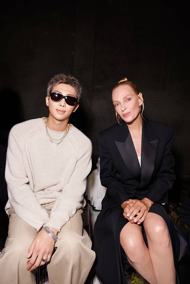2026 보테가 베네타 여름 쇼 현장에 참석한 BTS RM과 배우 우마 서먼/보테가 베네타