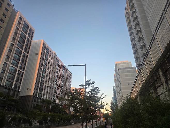 16일 오후 경기 수원시 팔달구 아파트 단지. /방재혁 기자