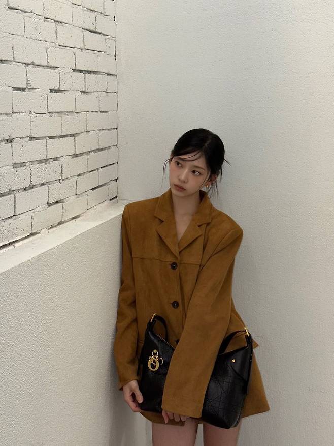 스웨이드 블레이저로 가을 감성 가득한 김민주. 인스타그램 @minn.__.ju