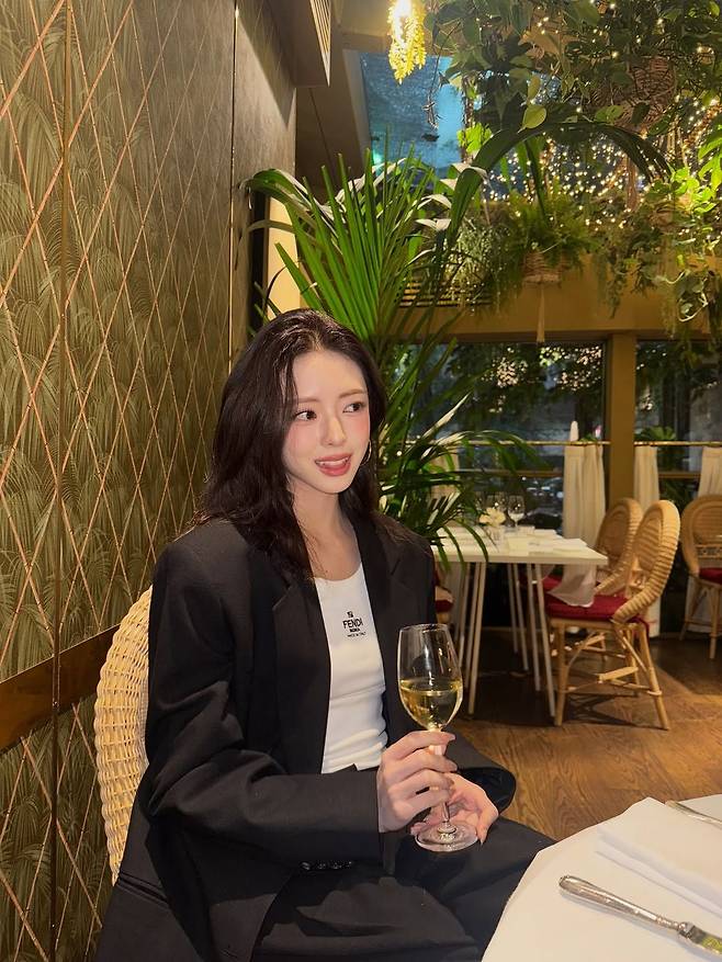 블랙 블레이저로 깔끔한 스타일링을 한 있지 유나. 인스타그램 @igotyuandme