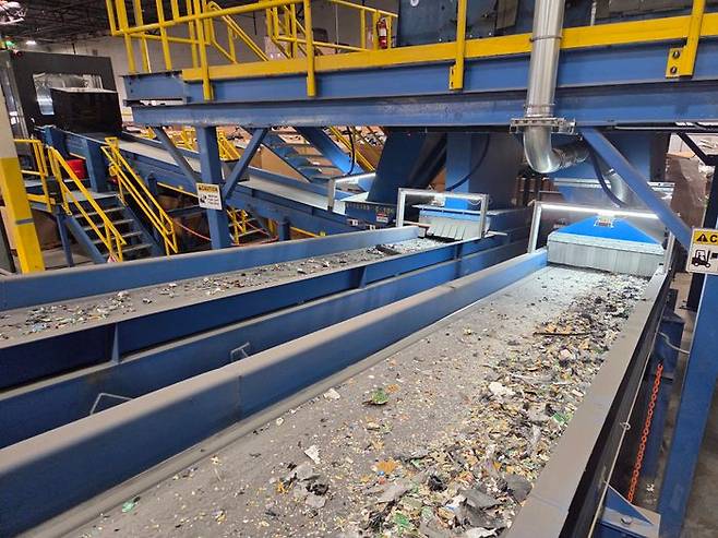 폐쇄된 전자폐끼물들이 컨베이어를 따라 이동하며 1, 2차 자석을 통해 철과 알루미늄, 플라스틱으로 분리되고 있다. ⓒ데일리안 정진주 기자