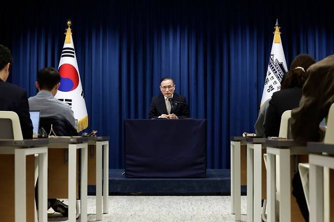 위성락 국가안보실장이 17일 서울 용산 대통령실 청사에서 캄보디아 사태에 대한 정부의 대응 현황 관련 브리핑을 하고 있다. ⓒ 뉴시스