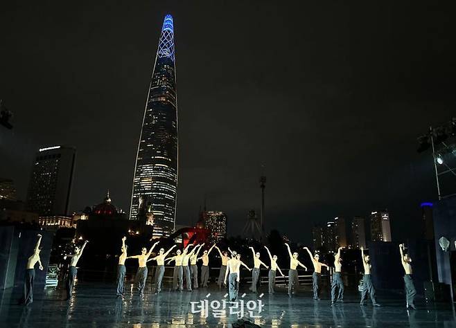 17일 서울 송파구 석촌호수에서 열린 제3회 서울 발레페스티벌 개막식에서 서울발레시어터가 '볼레로'를 공연하고 있다. ⓒ데일리안 김민석 기자