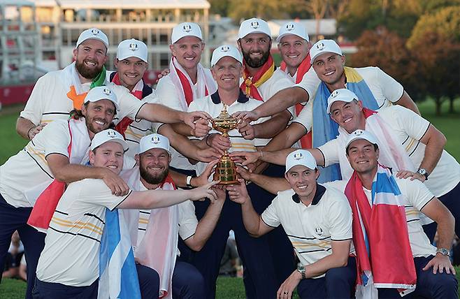 유럽 선수단이 2025 라이더컵에서 우승한 후 트로피를 들고 기념 촬영하고 있다. /AP연합