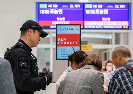캄보디아에서 한국인 납치·구금 사태가 발생해 논란을 빚고 있는 가운데 15일 인천국제공항 제2여객터미널 탑승구에서 인천국제공항 경찰단 대테러기동대 대원들과 안보팀 관계자들이 캄보디아행 항공편 한국인 승객들을 대상으로 위험방지를 위해 질의응답 등 안전활동을 하고 있다. 인천국제공항 제공