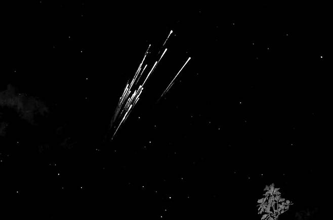 2022년 2월7일 푸에르토리코 상공에서 스페이스엑스의 스타링크 위성이 지자기폭풍의 영향으로 궤도에 오르지 못하고 추락하고 있다. 카리브천문학회 제공 Caribbean Astronomical Society