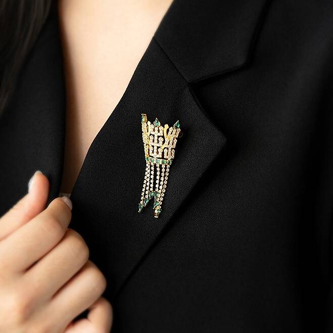 금관 브로치 (2025 뮷즈 공모 선정작). 뮤지엄숍 갈무리