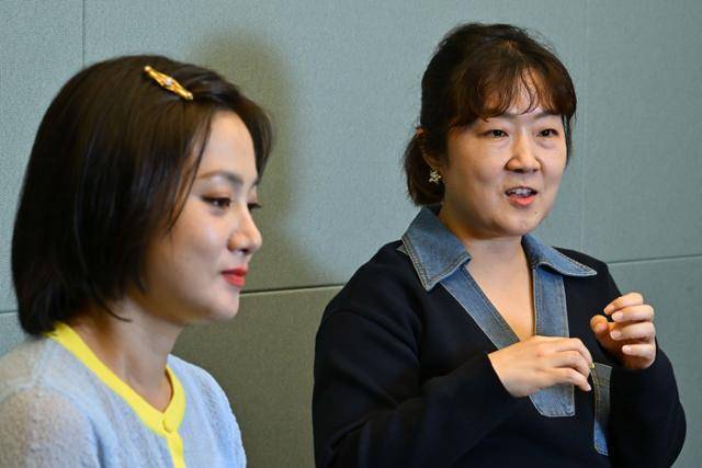 코미디언 박나래가 이경하 작가가 하는 말을 귀 담아 듣고 있다. 강예진 기자