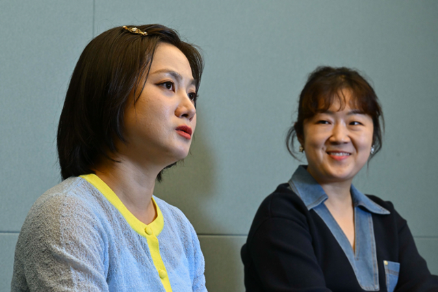 코미디언 박나래(왼쪽)가 '나 혼자 산다' 촬영 뒷얘기를 말하고 있다. 그의 말을 이경하 작가가 웃으며 듣고 있다. 강예진 기자