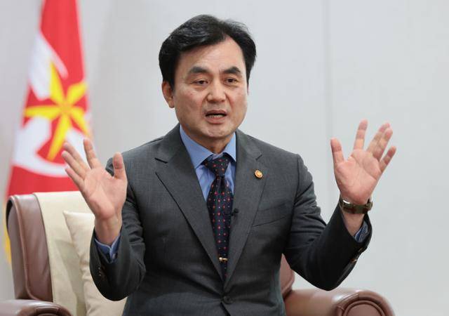 안규백 국방부 장관이 서울 용산구 국방부에서 연합뉴스와 인터뷰를 하고 있다. 연합뉴스