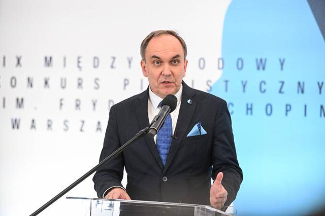 아르투르 슈클레네르 쇼팽 인스티튜트 원장이 16일 폴란드 바르샤바 필하모닉홀에서 제19회 쇼팽 콩쿠르 결선 진출자 명단을 발표하고 있다. 바르샤바=EPA 연합뉴스