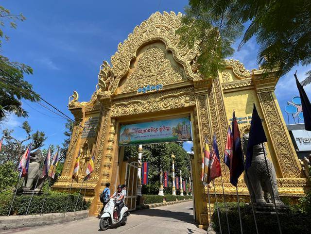 17일 캄보디아 프놈펜에 위치한 턱틀라 사원 입구. 프놈펜=허경주 특파원