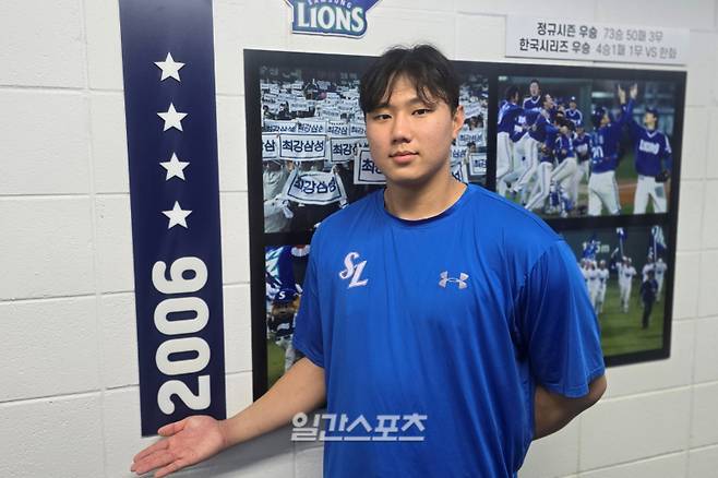 14일 경기 후 만난 배찬승. 2006년생인 그의 뒤에 마침 삼성의 2006년 우승 게시물이 있어 해당 포즈를 부탁했다. 대구=윤승재 기자