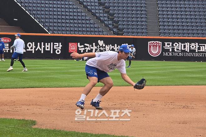 17일 경기 전 3루 수비 훈련에 나선 삼성 김영웅. 대전=윤승재 기자