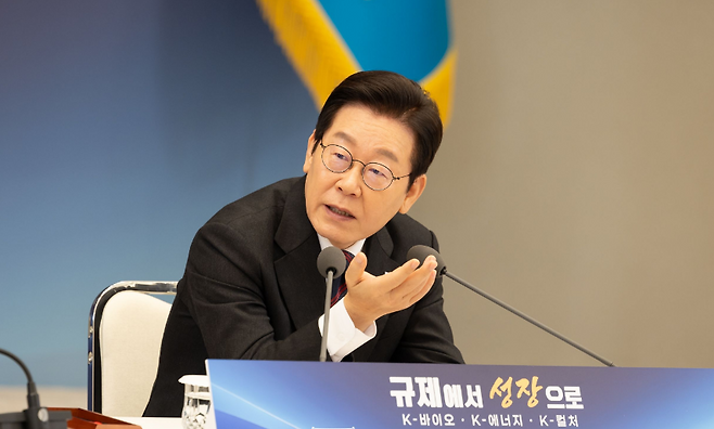 이재명 대통령이 16일 용산 대통령실 청사에서 열린 제2차 핵심규제 합리화 전략회의에서 발언하고 있다. (대통령실)