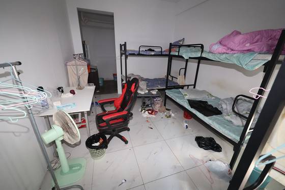 16일(현지시간) 캄보디아 프놈펜 인근 범죄단지인 태자단지 내부에 생활흔적이 남아있다. 연합뉴스