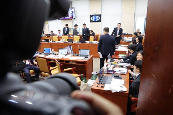 최민희 위원장이 16일 서울 여의도 국회 과학기술정보방송통신위원회에서 열린 원자력안전위원회 등에 대한 국정감사에서 김우영 더불어민주당 의원과 박정훈 국민의힘 의원이 욕설 논란에 비공개로 국감을 진행하고 있다. 뉴스1