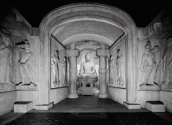 석굴암에는 1970년대 보존을 위해 유리 벽이 설치돼 현재 석굴 안에는 들어갈 수 없고 멀리서 본존불만 건너다볼 수 있다.   사진은 경주 석굴암 내부. 사진 국립문화재연구소