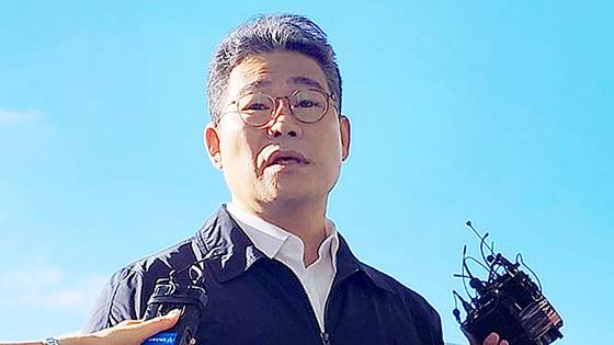 백해룡 경정(서울강서경찰서 화곡지구대장)이 16일 동부지검 합동수사팀에 첫 출근하고 있다. 뉴스1