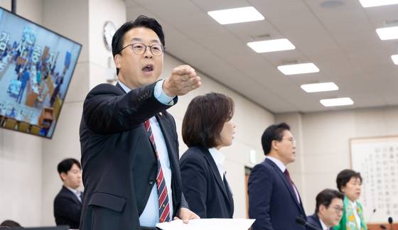 16일 서울 여의도 국회에서 열린 법제사법위원회 감사원 등에 대한 국정감사에서 곽규택 국민의힘 의원이 의사 진행 관련 항의하고 있다. 뉴스1