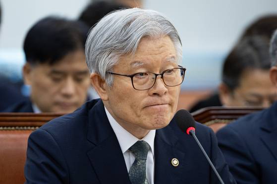 최동석 인사혁신처장이 15일 서울 여의도 국회에서 열린 행정안전위원회의 중앙선거관리위원회·인사혁신처·소방청 등에 대한 국정감사에서 의원 질의를 듣고 있다. 뉴스1