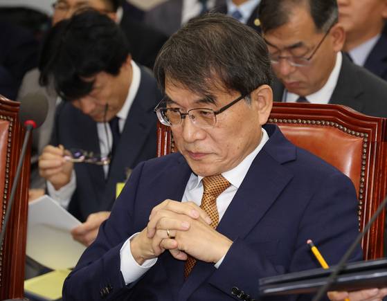 노태악 중앙선거관리위원장이 15일 서울 여의도 국회에서 열린 행정안전위원회의 중앙선거관리위원회·인사혁신처·소방청 등에 대한 국정감사에 참석해 있다. 연합뉴스